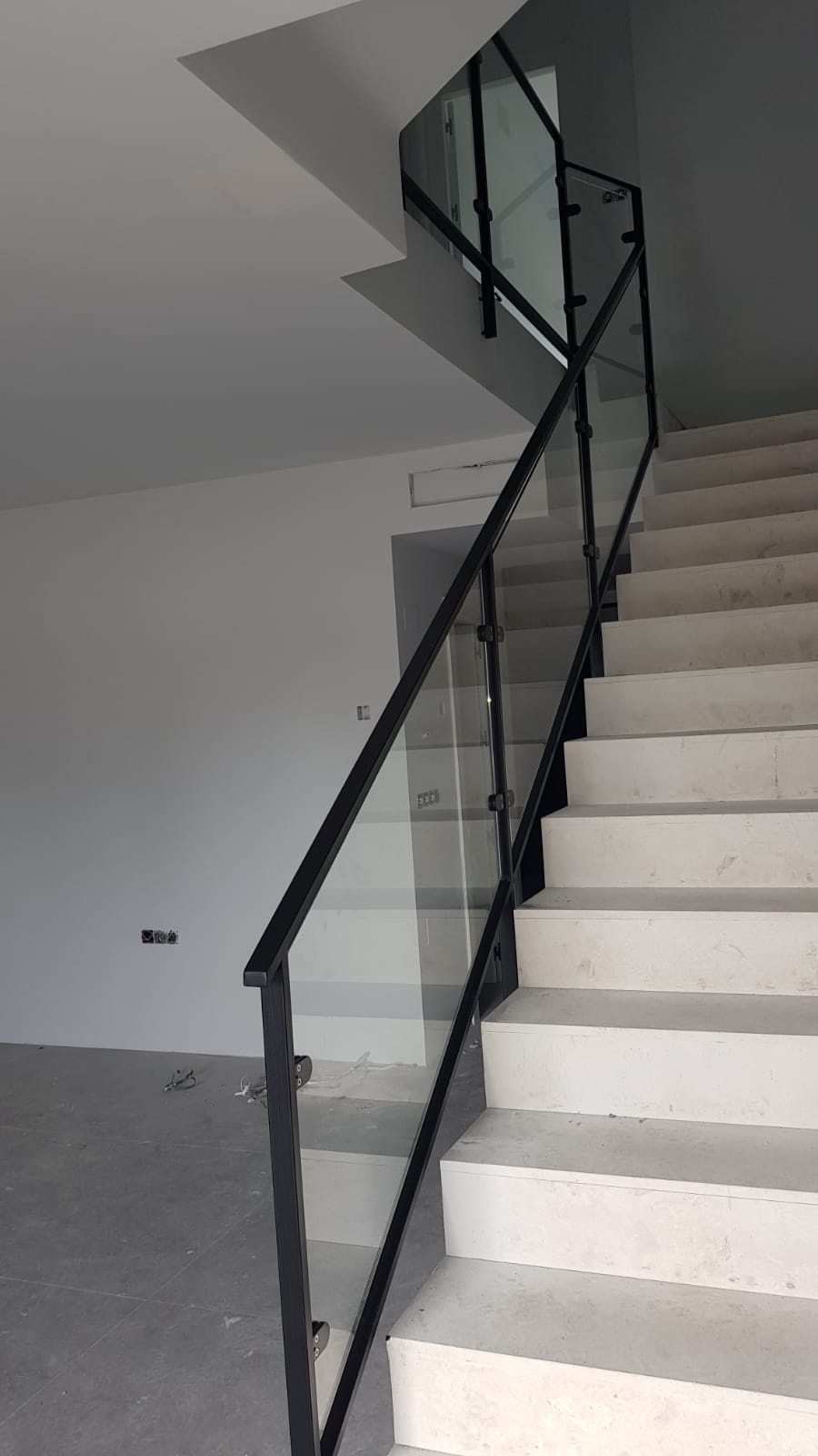 Barandilla de hierro con cristal laminar