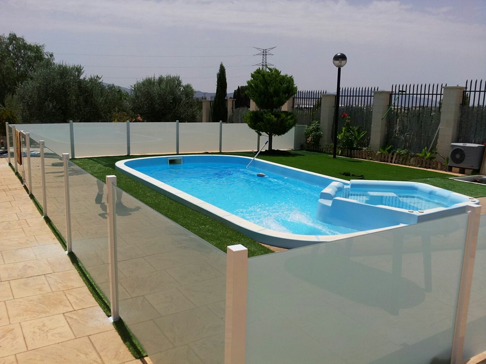 Valla de piscina con cristal traslucido
