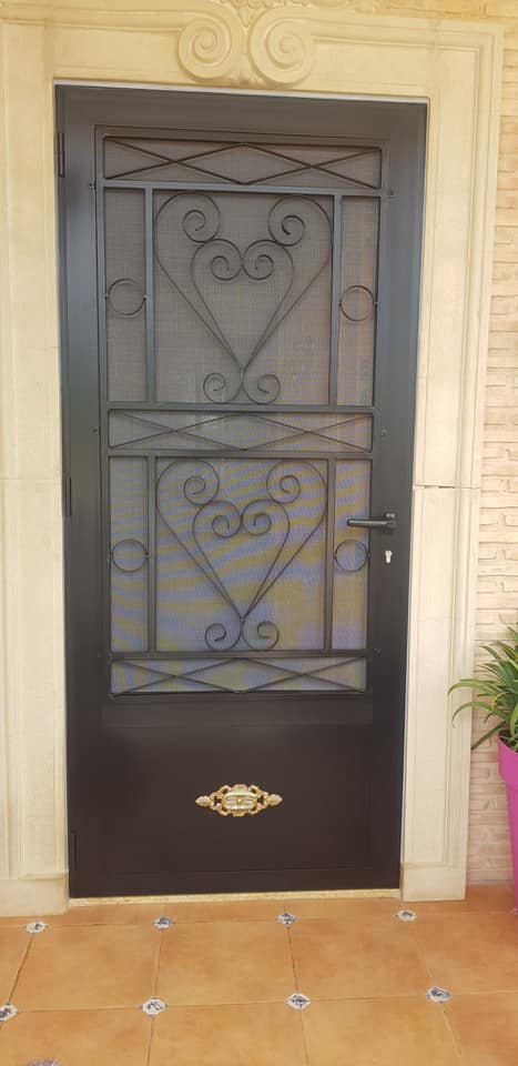 Puerta reja con mosquitera